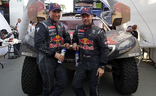 Sebastien Loeb y Stephane Peterhansel del equipo Peugeot. Foto: EFE