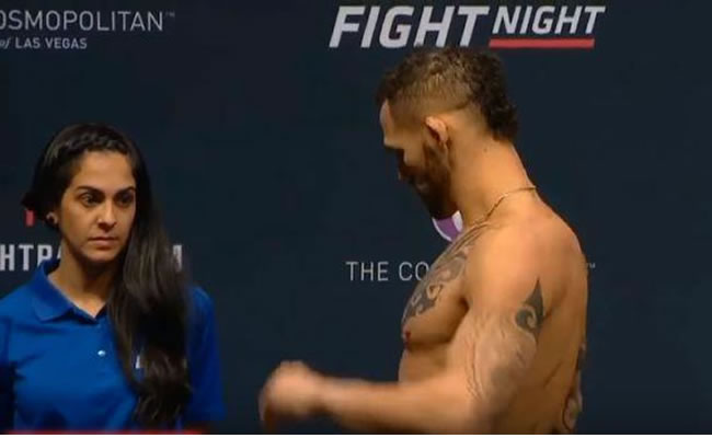 Momento en el cual la joven mira con agrado a los luchadores. (el video fue dado de baja por la UFC). Foto: Youtube