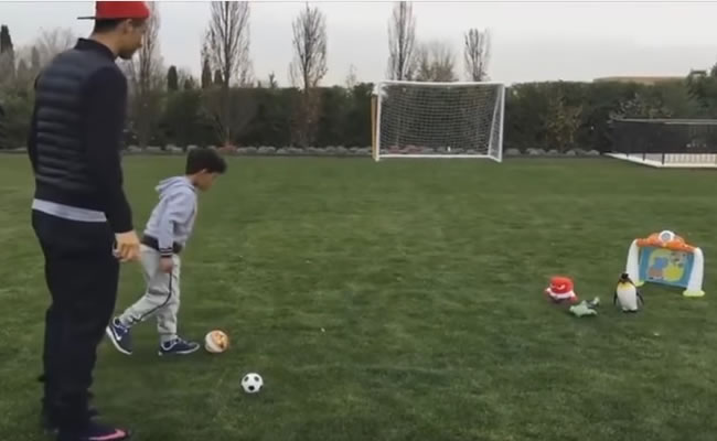 Cristiano Ronaldo y su hijo jugando fútbol. Foto: Youtube