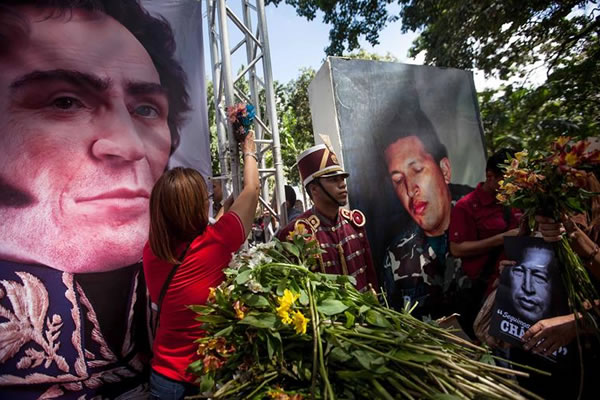 El alcalde del municipio Libertador de Caracas, Jorge Rodríguez, ordenó hoy colocar imágenes del prócer Simón Bolívar y de Chávez en las calles de Caracas. Foto: EFE