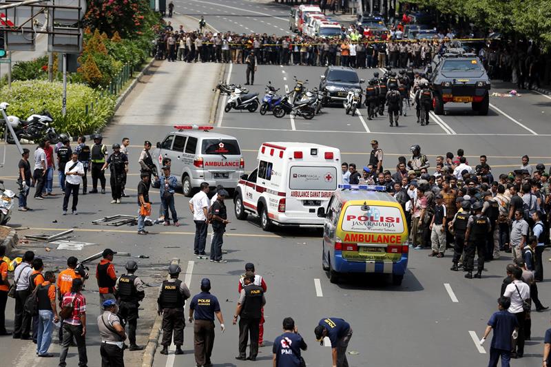 Policía y civiles a los alrededores explosión cerca de un centro comercial en Yakarta (Indonesia). Foto: EFE
