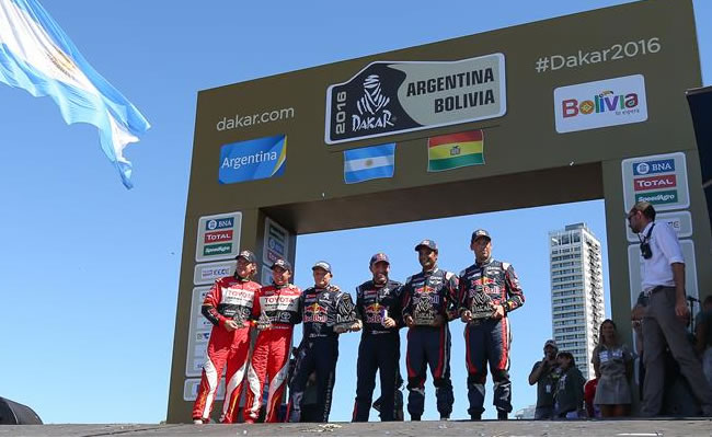 Ganadores del Rally Dakar en el podio. Foto: EFE