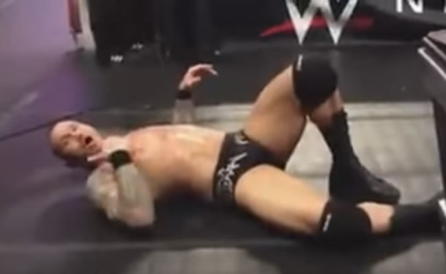 Momento en el que Randy Orton pide el corte de cámara. Foto: Youtube