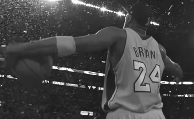 Kobe Bryant luego de ganar un campeonato de la NBA. Foto: Youtube