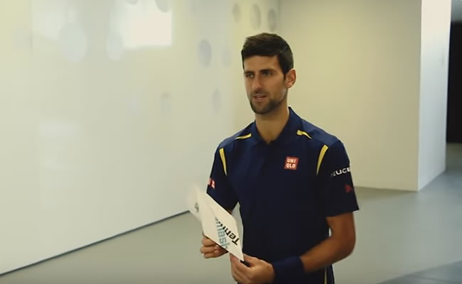 Novak Djokovic y su avión de papel. Foto: Youtube