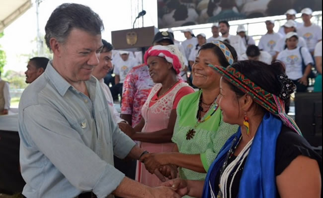 Santos con las mujeres de La Hormiga (Putumayo). Foto: EFE