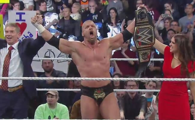 Triple H celebra junto a los dueños de la WWE. Foto: Youtube