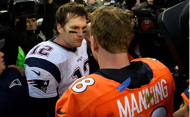 Peyton Manning con Tom Brady. Foto: EFE
