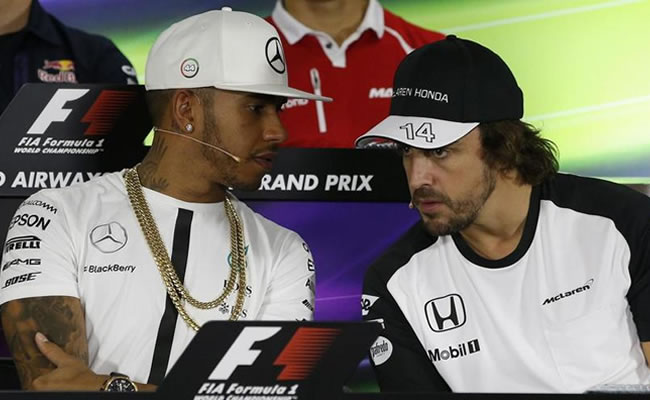 Hamilton y Alonso en una rueda de prensa. Foto: EFE