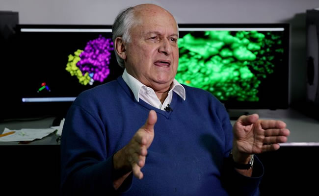 El inmunólogo colombiano Manuel Elkin Patarroyo, en su laboratorio de Bogotá (Colombia). Foto: EFE