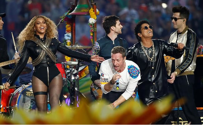 Coldplay, Beyoncé y Bruno Mars en escenario. Foto: EFE