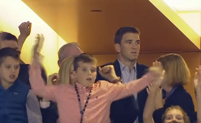 Momento de la reacción de Eli Manning. Foto: Youtube