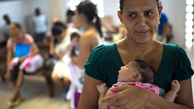 Una mujer en Brasil carga a su hijo que padece de microcefalia. Foto: EFE