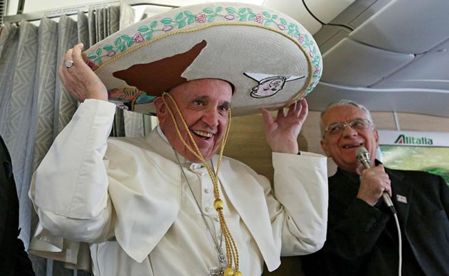 El Papa Francisco toma vuelvo rumbo a México. Foto: EFE