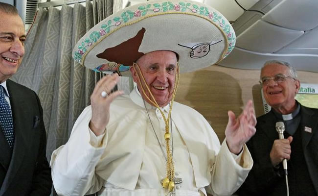 El Papa Francisco con sombrero mexicano. Foto: EFE