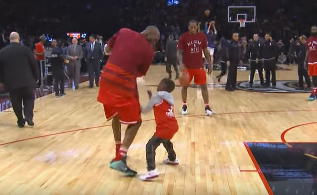 Kobe jugando con uno de los niños. Foto: Youtube
