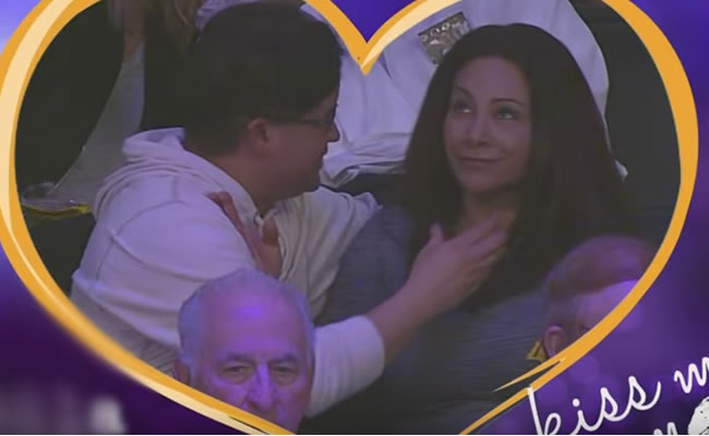 Momento de la 'kiss cam' en la NBA. Foto: Youtube