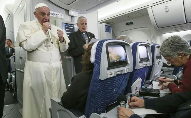 Papa Francisco rumbo a Roma, Italia. Foto: EFE