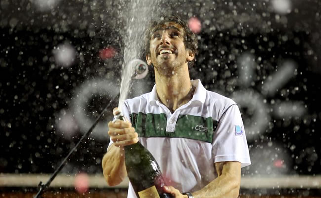 Pablo Cuevas celebra su triunfo en el ATP de Río de Janeiro. Foto: EFE