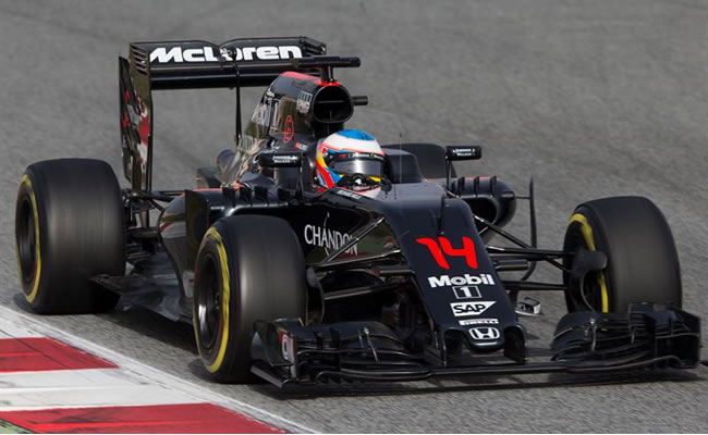 Alonso a bordo de su McLaren MP4/31. Foto: EFE