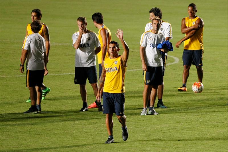 Carlos Tévez se robó todas las miradas en el entrenamiento de Boca Juniors. Foto: EFE