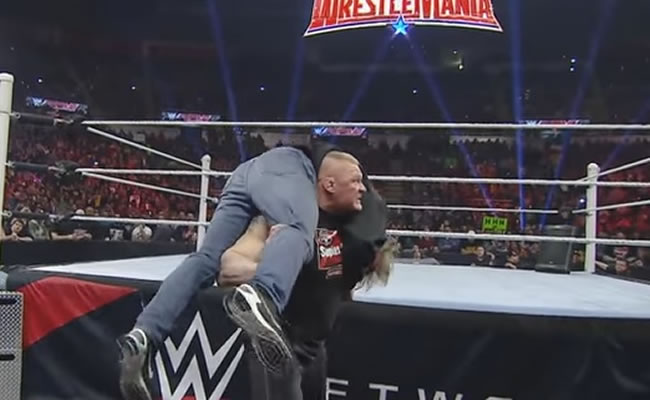 Uno de los mejores momentos, Brock Lesnar atacando a Dean Ambrose. Foto: Youtube