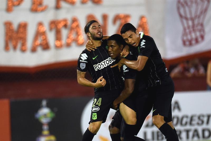 Atlético Nacional venció 0-2 a Huracán en Argentina con goles de Marlos Moreno y Orlando bBerrío. Foto: EFE