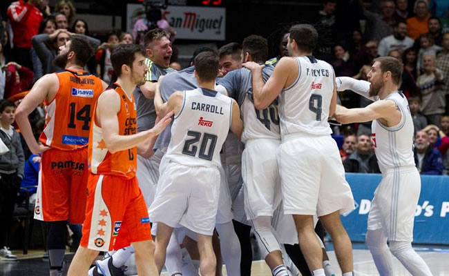 Los jugadores del Real Madrid de Baloncesto celebran la canasta de Sergio Llull. Foto: EFE