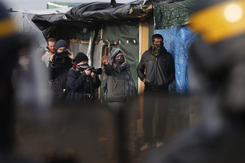 Desalojo de refugiados en campamento de Calais, Francia. Foto: EFE