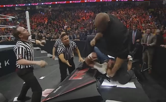 Momento de la golpiza de Triple H a Dean Ambrose. Foto: Youtube