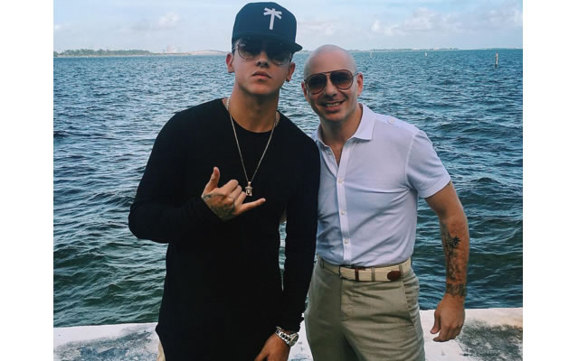 Pitbull y Kevin Roldán, juntos por el mundo. Foto: Instagram