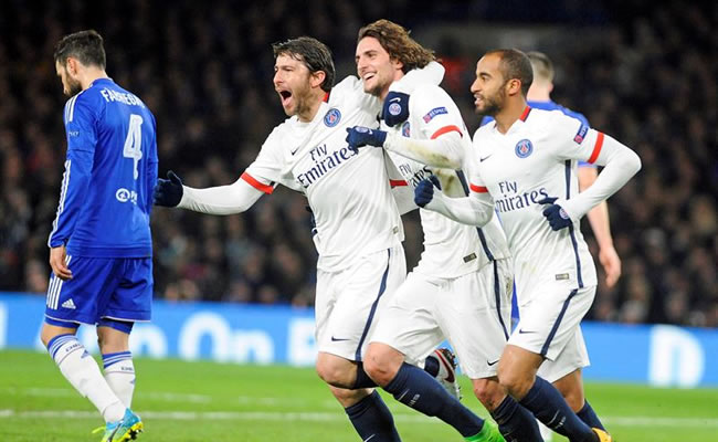 Los jugadores del PSG celebran el primer gol de su equipo frente al Chelsea. Foto: EFE