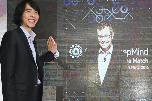 El campeón de Go profesional surcoreano Lee Se-dol (izda) realiza una videoconferencia con el CEO de Google. Foto: EFE
