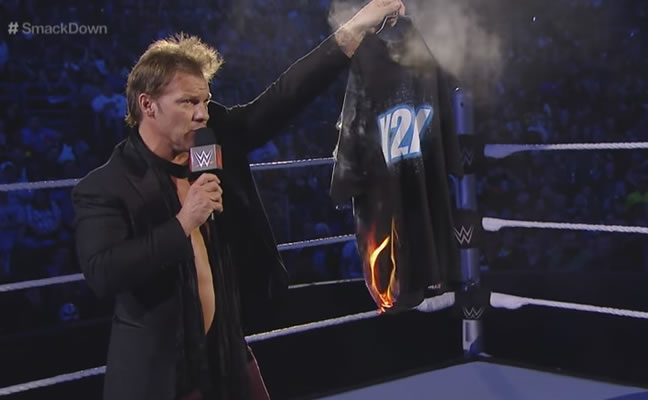 Chris Jericho quema la camiseta de su anterior equipo con AJ Styles. Foto: Youtube