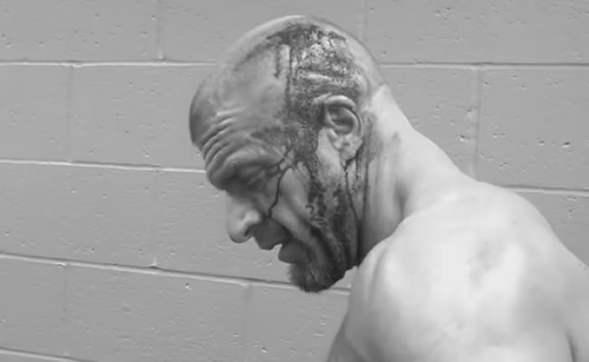 Triple H sangrando luego de la paliza por parte de Reigns. Foto: Youtube