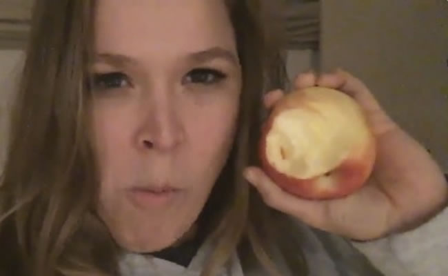Ronda ya puede comer manzanas, señal de que se recuperó de su lesión de quijada. Foto: Twitter