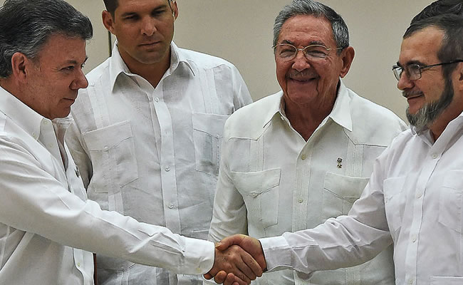 Apretón de manos entre el presidente Juan Manuel Santos y alias 'Timochenko'. Foto: EFE