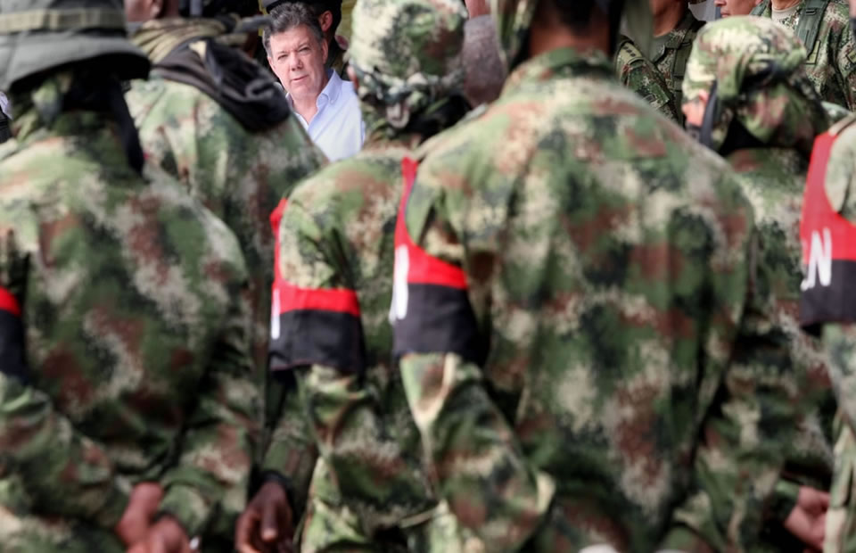 Presidente Juan Manuel Santos y miembros del ELN. Foto: EFE