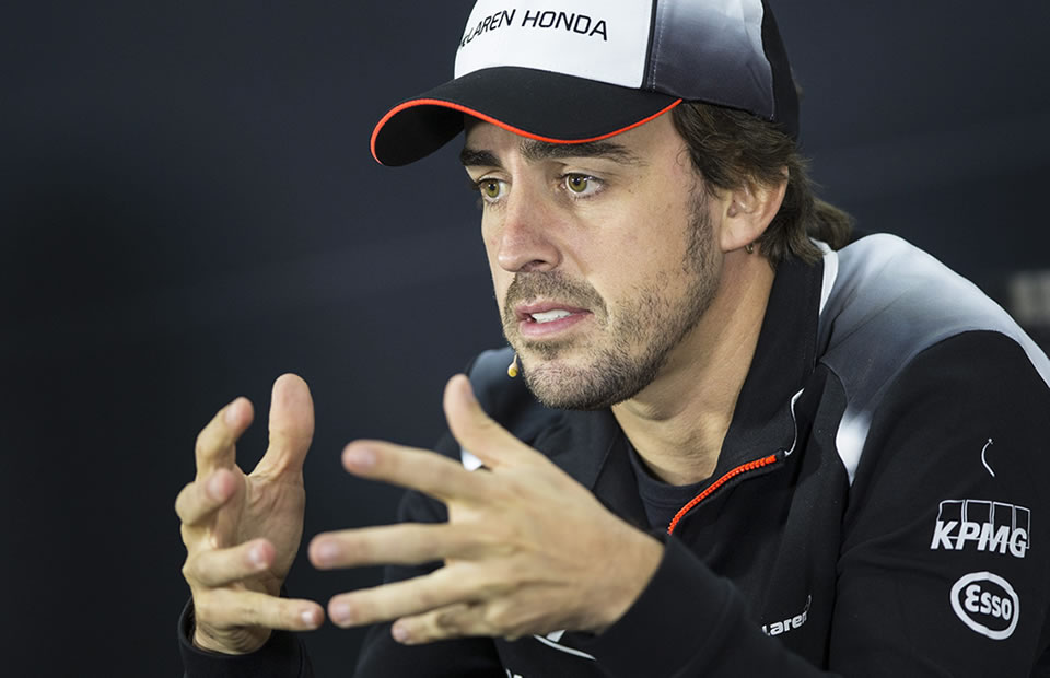 Alonso explica su lesión. Foto: EFE