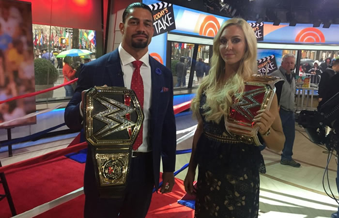 Roman Reigns y Charlotte con sus títulos de campeones. Foto: Facebook