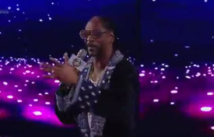 Snoop Dogg cantando en la entrada de Sasha Banks. Foto: Youtube