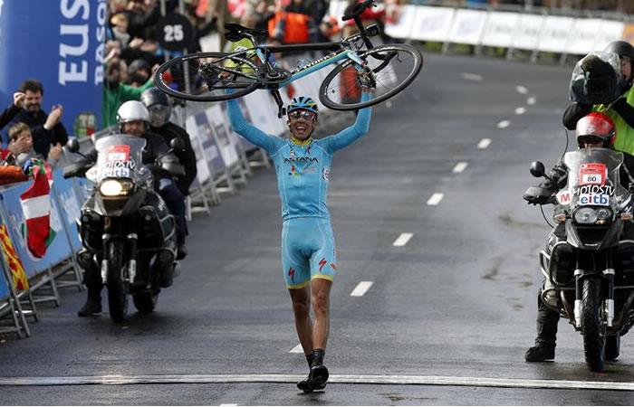 Diego Rosa levanta su bicicleta al cruzar la meta. Foto: EFE
