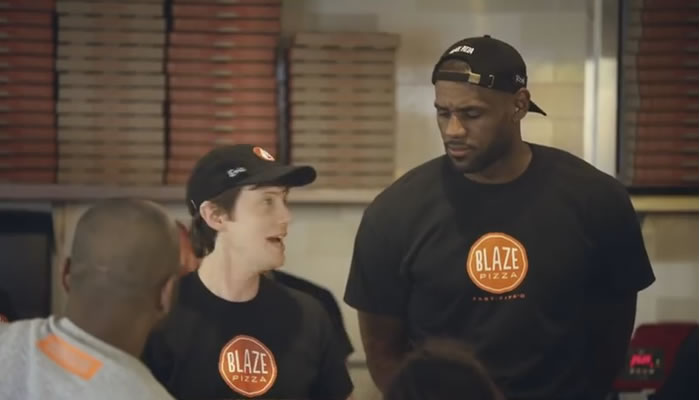 LeBron James durante su trabajo como pizzero. Foto: Youtube