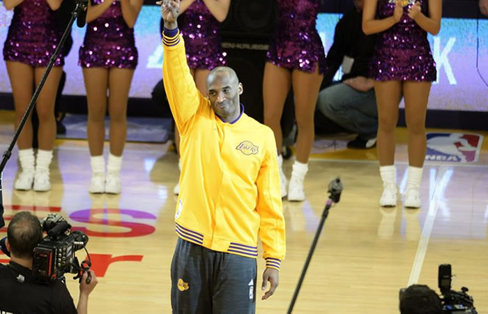 Kobe Bryant se despide de todos sus fanáticos. Foto: EFE