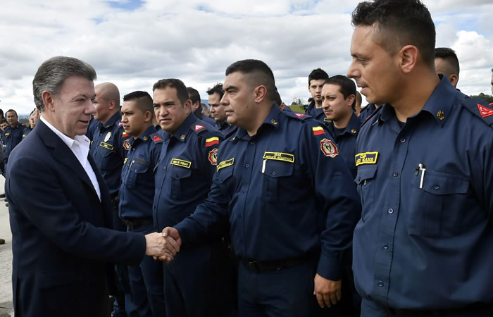 Juan Manuel Santos envió 65 rescatistas a Ecuador. Foto: EFE