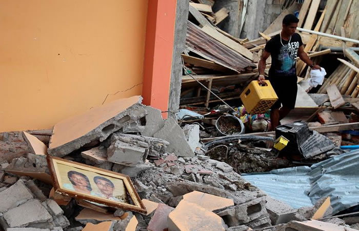 Pobladores de La Chorrera (Ecuador), tras el terremoto de 7,8 grados en la escala de Richter registrado el 16 de abril en la costa norte de Ecuador. Foto: EFE