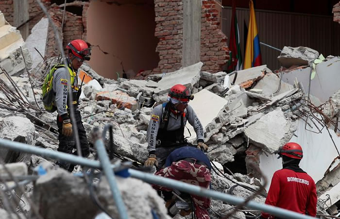 Bomberos hacen sus labores de rescate de heridos entre escombros de sismo en Ecuador. Foto: EFE