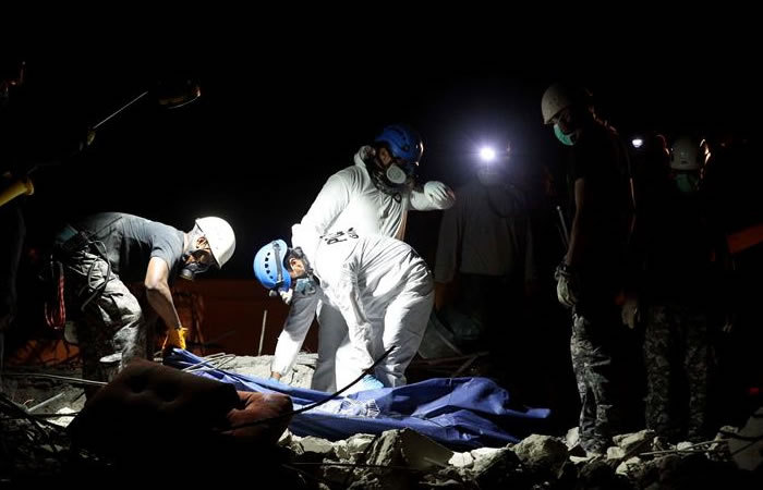 Bomberos rescatan el cuerpo de niño colomboecuatoriano. Foto: EFE