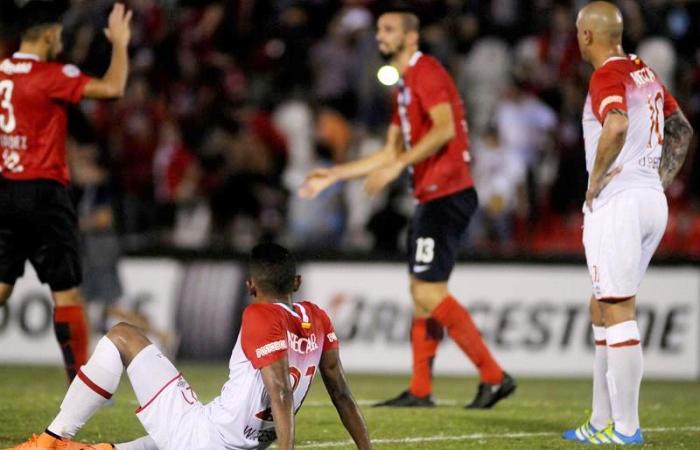 Santa Fe perdió 1-0 ante Cerro Porteño en Paraguay y quedó eliminado. Foto: EFE