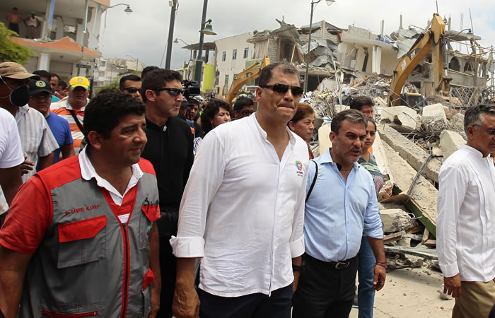 Presidente Rafael Correa visita a damnificados del terremoto. Foto: EFE